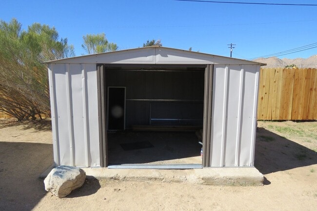 Building Photo - 2 Bedroom close to downtown