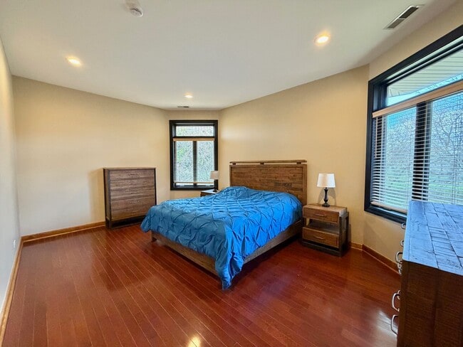 Building Photo - 1S701 Eisenhower Rd