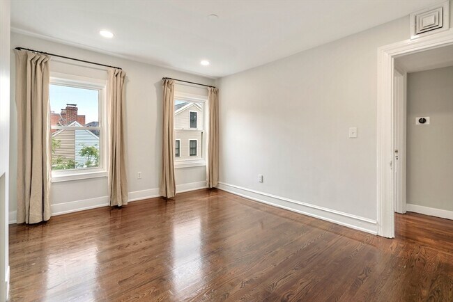 Building Photo - 110 Elm St