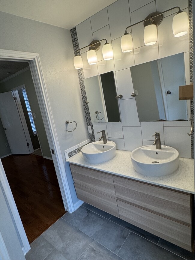 Building Photo - 13815 Stone Hollow