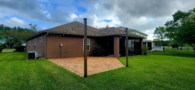 Building Photo - Serene Home on golf Course with Large Screened Patio
