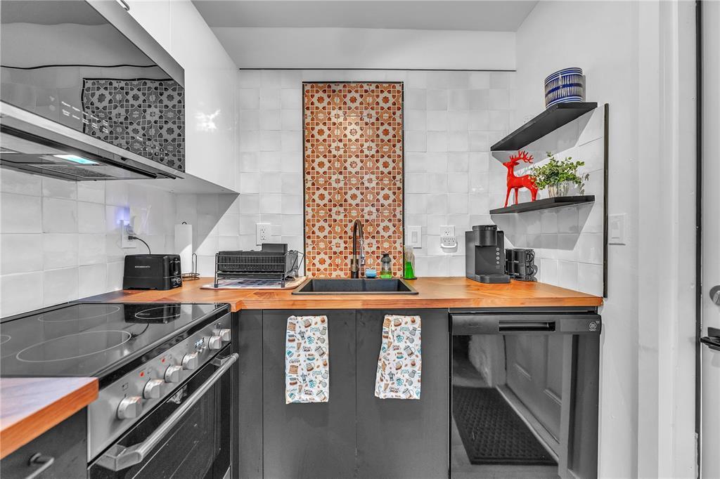 Building Photo - 754 NE 40th St