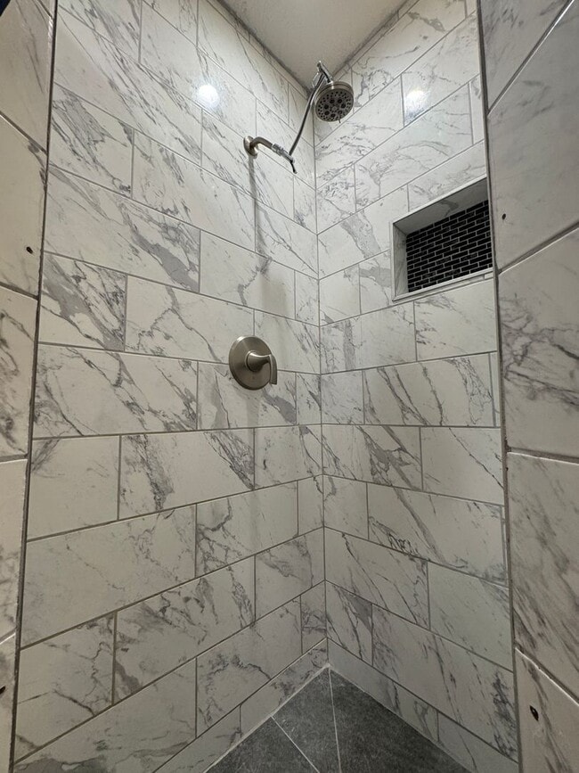 Building Photo - Located in Southlawn!!! 3/2 CH/A