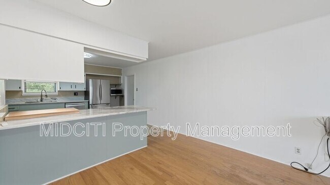 Building Photo - 701 Luehlfing Dr