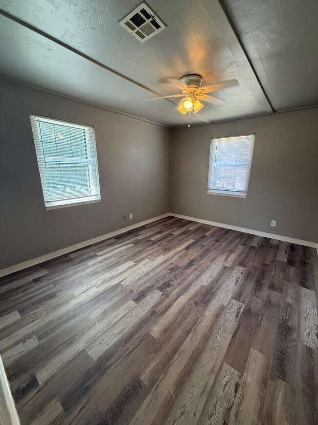 Building Photo - 1 Bedroom 1 Bathroom Duplex For Lease NOW!