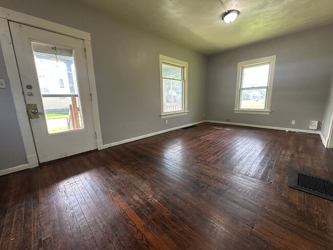 Building Photo - 3 bed, 1 bath home for rent in Waterloo