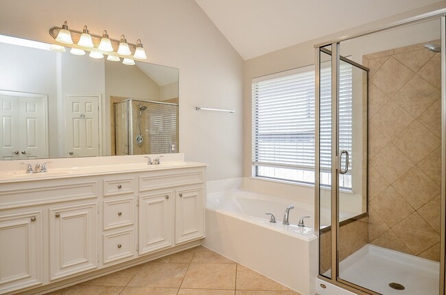 Building Photo - 26006 Palmdale Estate Dr