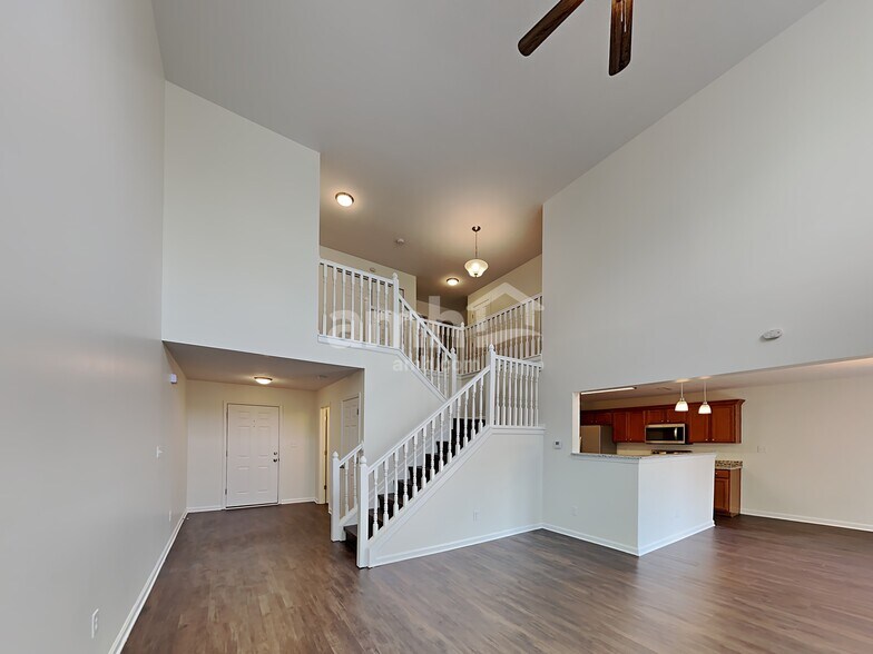 Building Photo - 15518 Farmland Ct