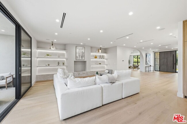 Building Photo - 16643 Addison St