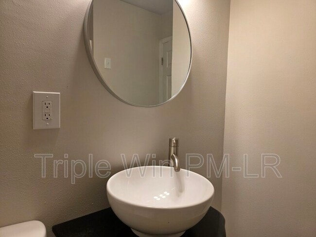 Building Photo - 5425 Chauvin Dr