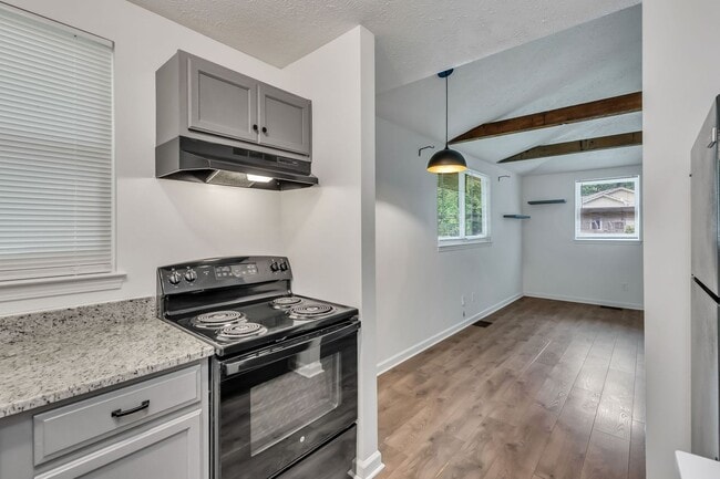 Building Photo - AVAILABLE JULY 10TH. 2 Bed 1 bath FOR LEASE in South Inglewood (East Nashville). $1750 Rent. Pets...