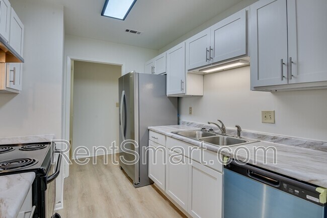 Building Photo - 4315 Parkwood Dr