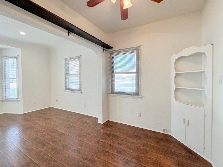 Building Photo - 302 W Mariposa Ave