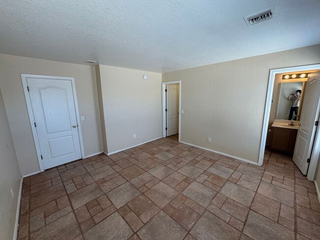 Building Photo - 3 Bedroom - 2 Bath - 1300 Sq. Ft. Home - Tucson