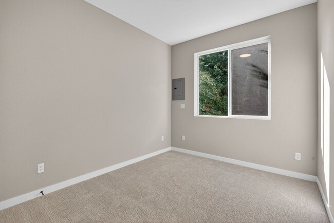 Building Photo - 15609 SE Meadowlark Ln