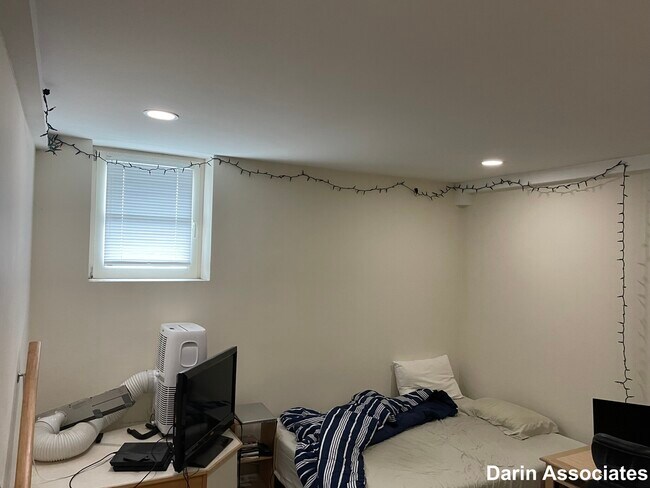 Building Photo - 37 Day St