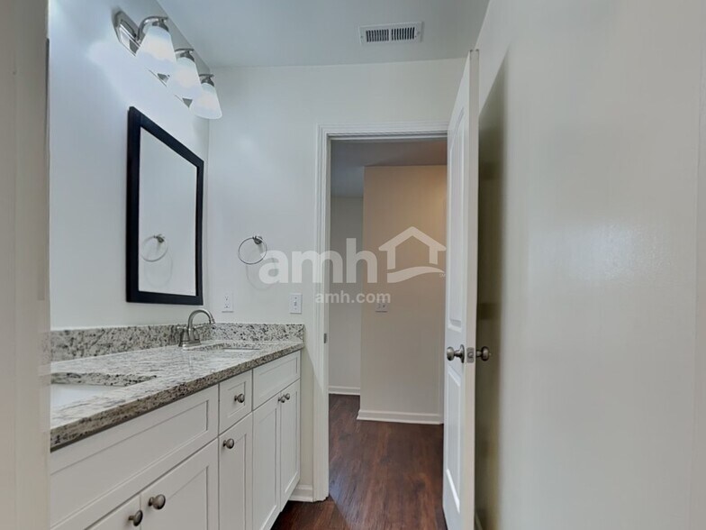 Building Photo - 301 Boulder Run