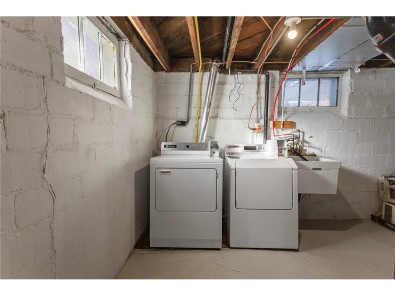 Washer/Dryer - 203 Annapolis St W