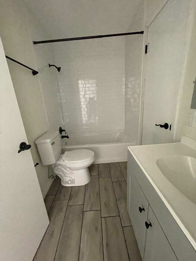 Building Photo - Remodeled 2 Bed 1 Bath Home | Washer/Dryer...