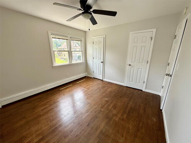 Building Photo - 709 Hall St