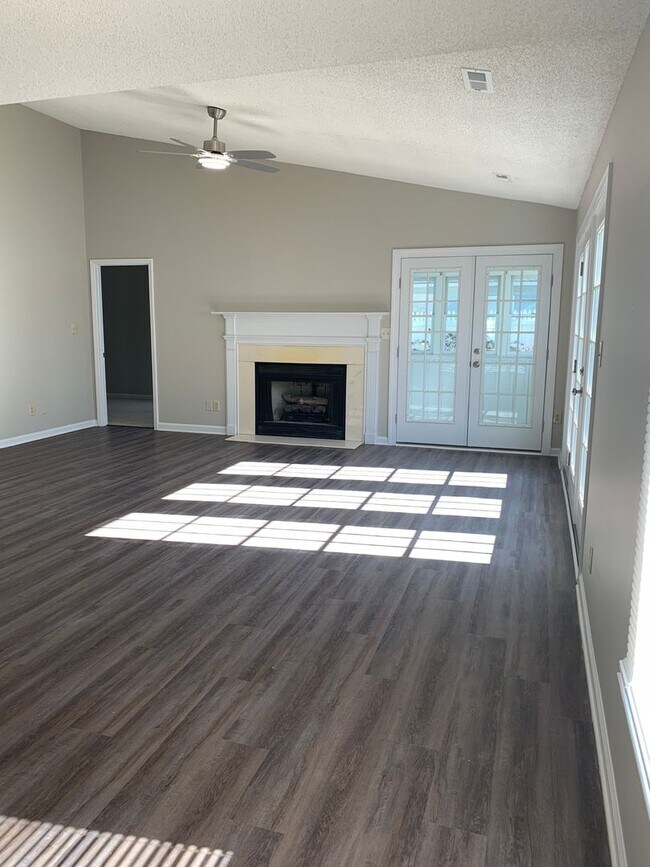 Building Photo - Cozy Living on a quiet cul de sac.