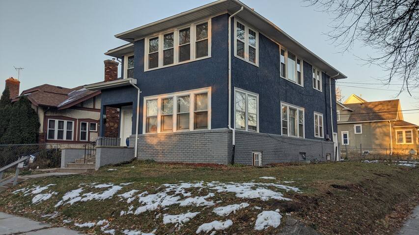 Building Photo - 2700 Irving Ave N