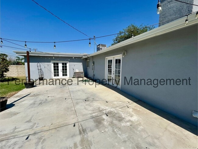 Building Photo - Charming 4 Bed/1 Bath E Bakersfield Home w...
