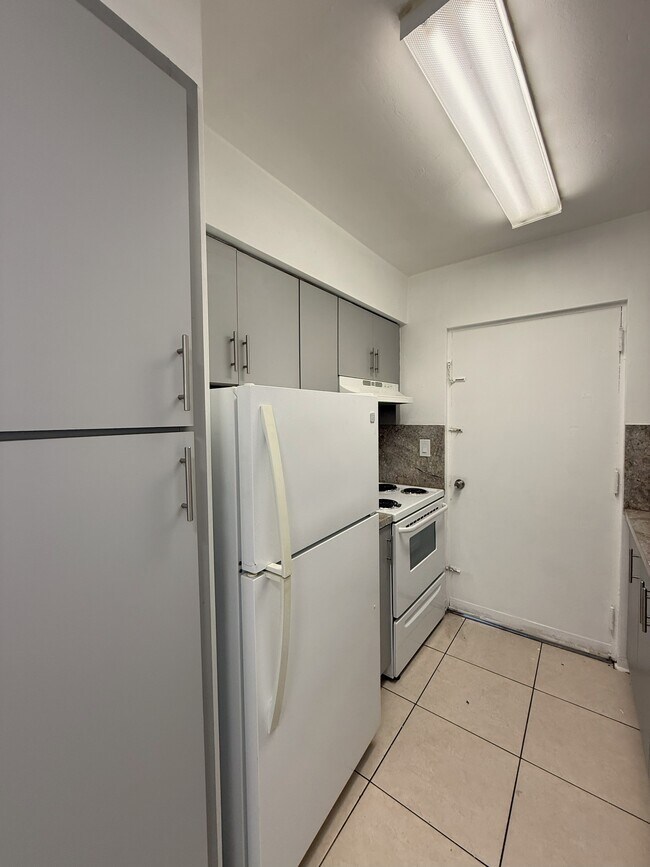 Kitchen - 5165 W Flagler St