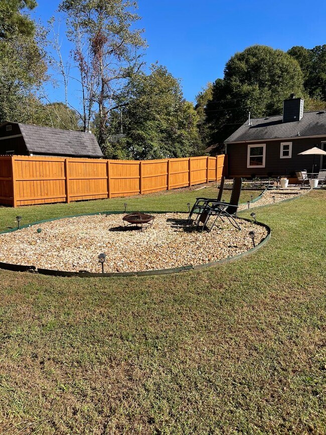 Building Photo - Beautiful newly renovated 3 bedroom 2 bath...