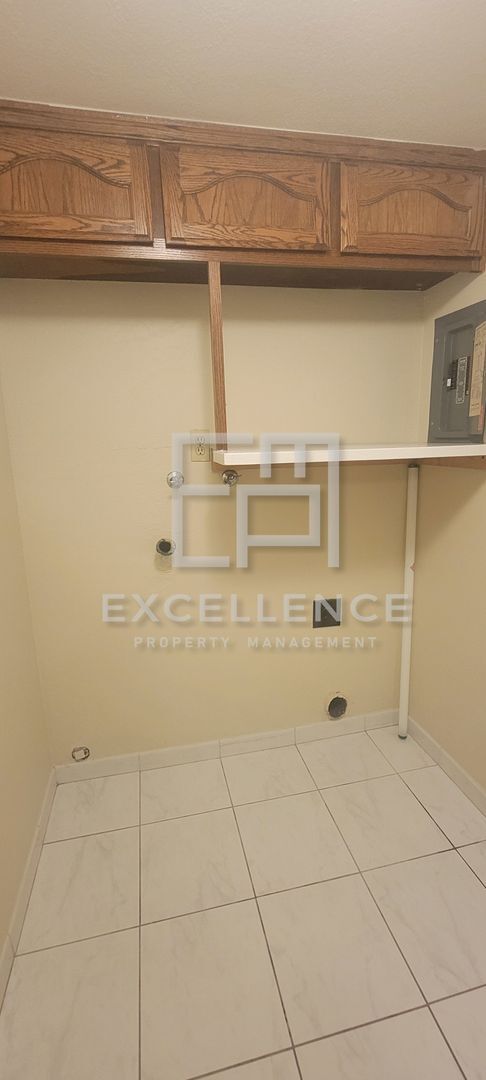 Building Photo - 3/1.5 Townhouse, 2 Car Garage, One Pet Neg...