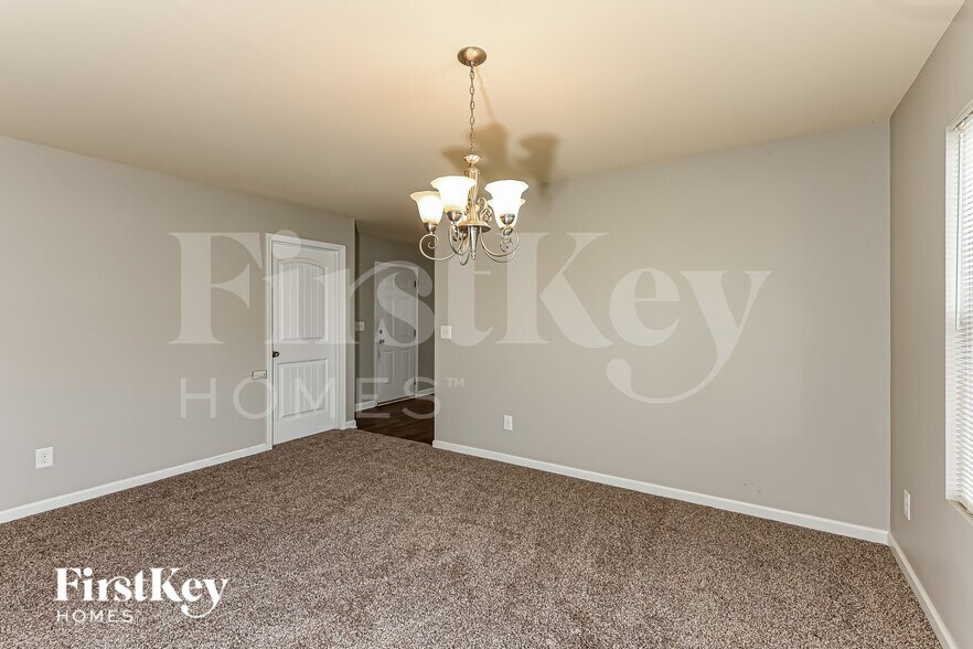 Building Photo - 45 Riviera Dr SE