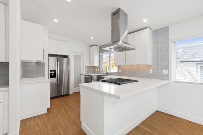 Building Photo - Luxurious Coastal Retreat with Stunning Oc...