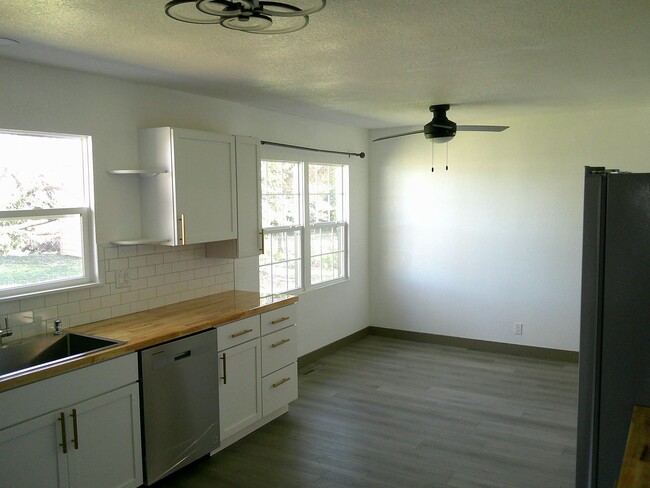 Building Photo - 4 Bed 2 Bath 2 Car Garage 1/2 off 1st Mont...