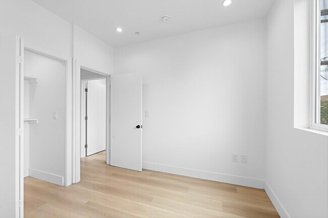 Building Photo - 10742 Hortense St