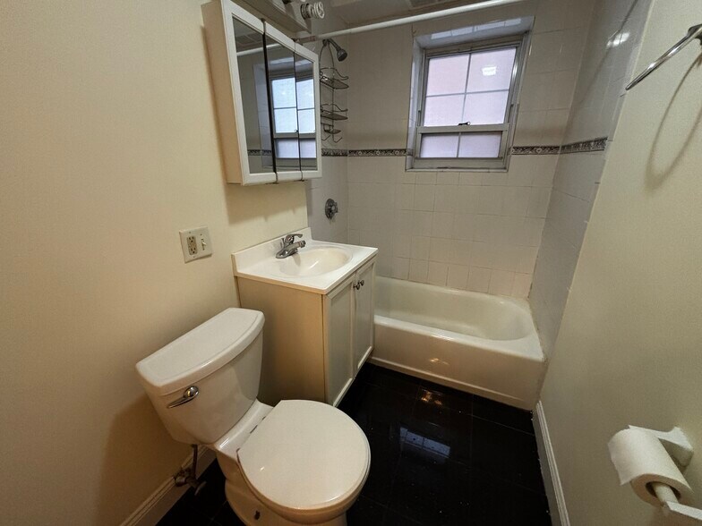 Building Photo - 15 Fairbanks St