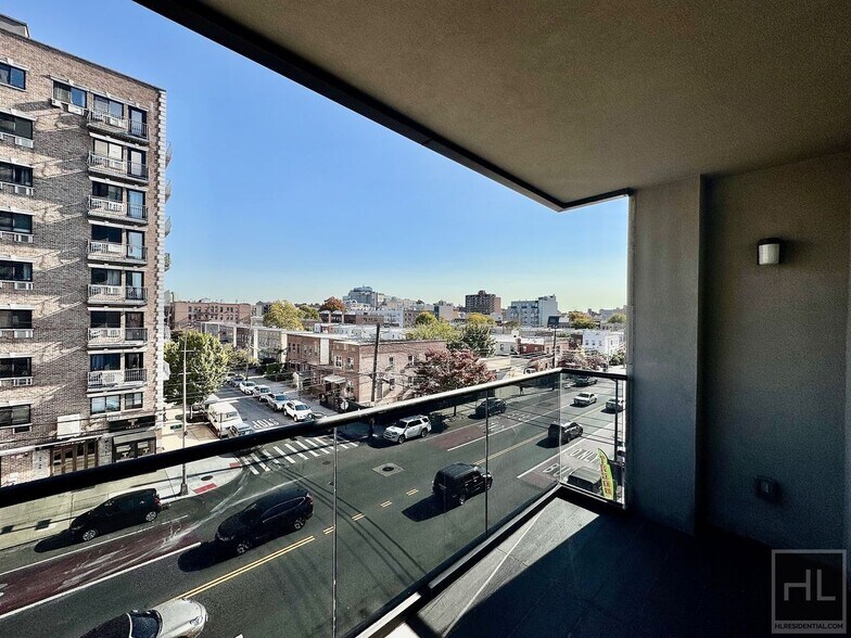 Building Photo - Stunning rent stabilized 1 bedroom with private balcony, onsite laundry, gym & roof deck