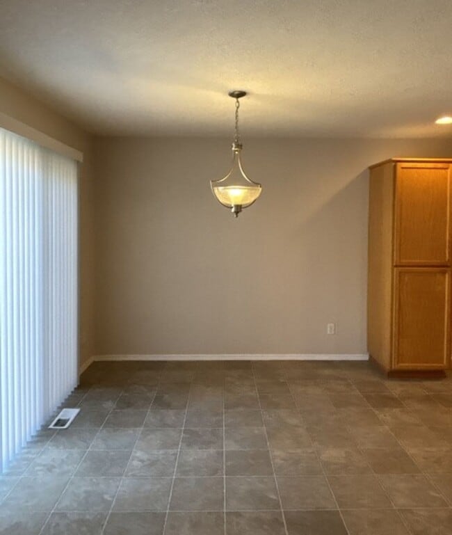 Building Photo - 3Bd/2Ba Single Story Home - Available to View!