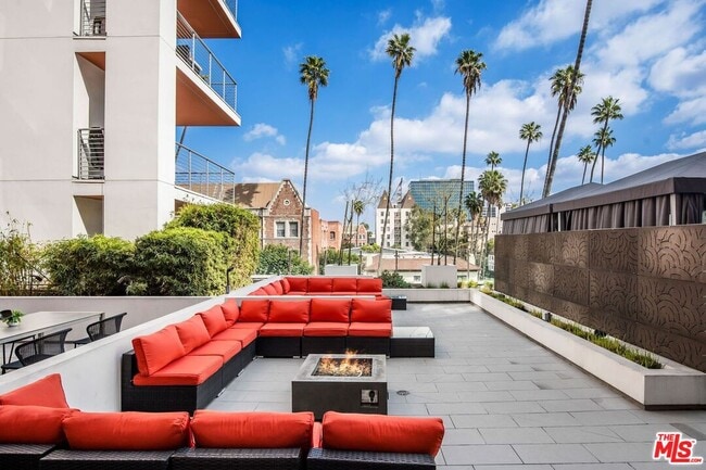 Building Photo - 453 S Kenmore Ave