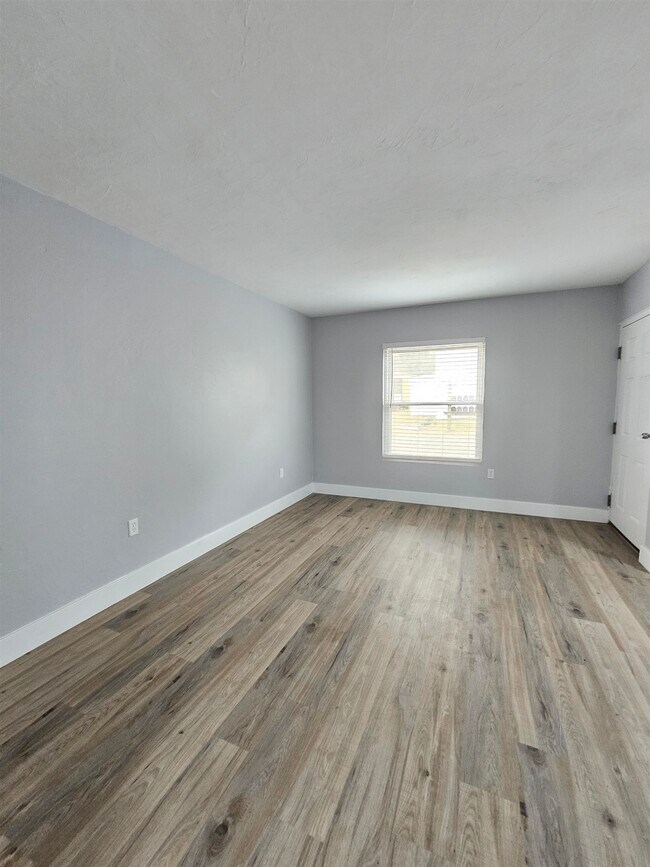 Building Photo - 1530 Live Oak Dr