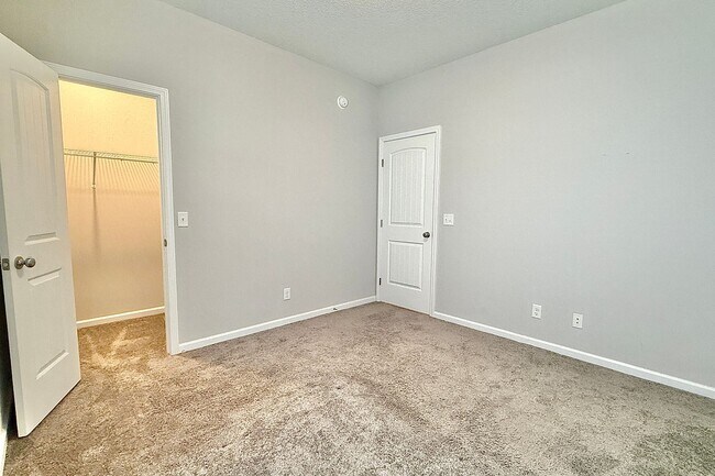 Building Photo - AVAILABLE NOW! (Pet Friendly)