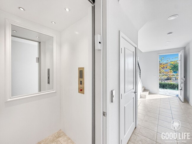 Building Photo - 3B/2BA Home with Private Elevator & Mountain Views!