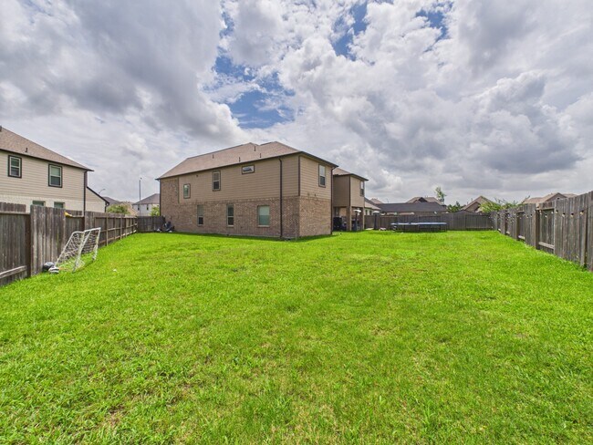 Building Photo - 24711 Miltonwood St