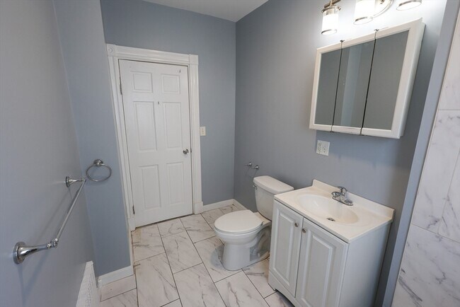 Building Photo - 32 Robinson St