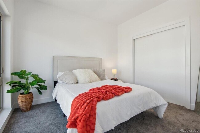 Building Photo - Brand New Build Townhome with Rooftop and ...