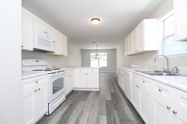 Building Photo - West Pensacola 4-Bedroom Home with Bonus R...