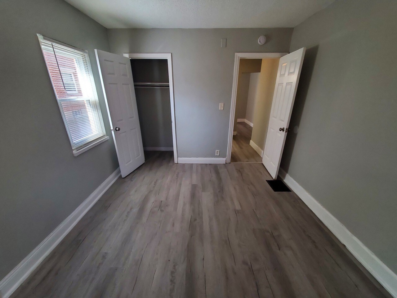 Building Photo - 250 E Beechwood Ave