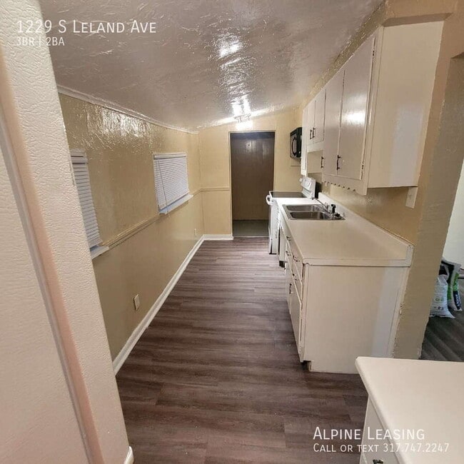 Building Photo - 1229 S Leland Ave