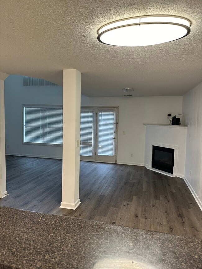 Building Photo - 105 Crestfield Cir