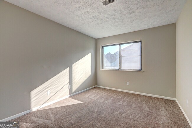 Building Photo - 288 Country Club Dr