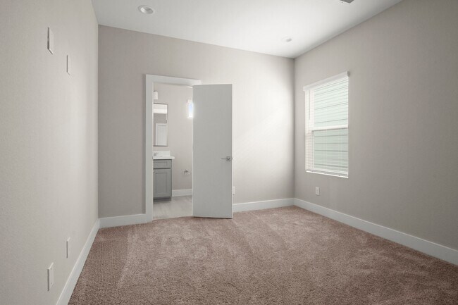 Building Photo - 8118 Esther Acres Ln